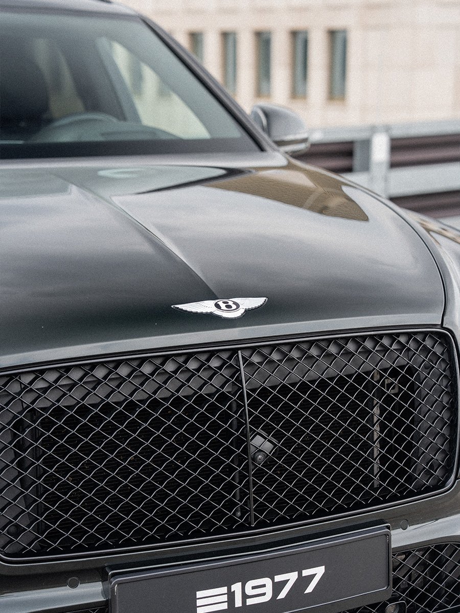 bentley-bentayga-azure-v8-fx679m4-900x1200-01