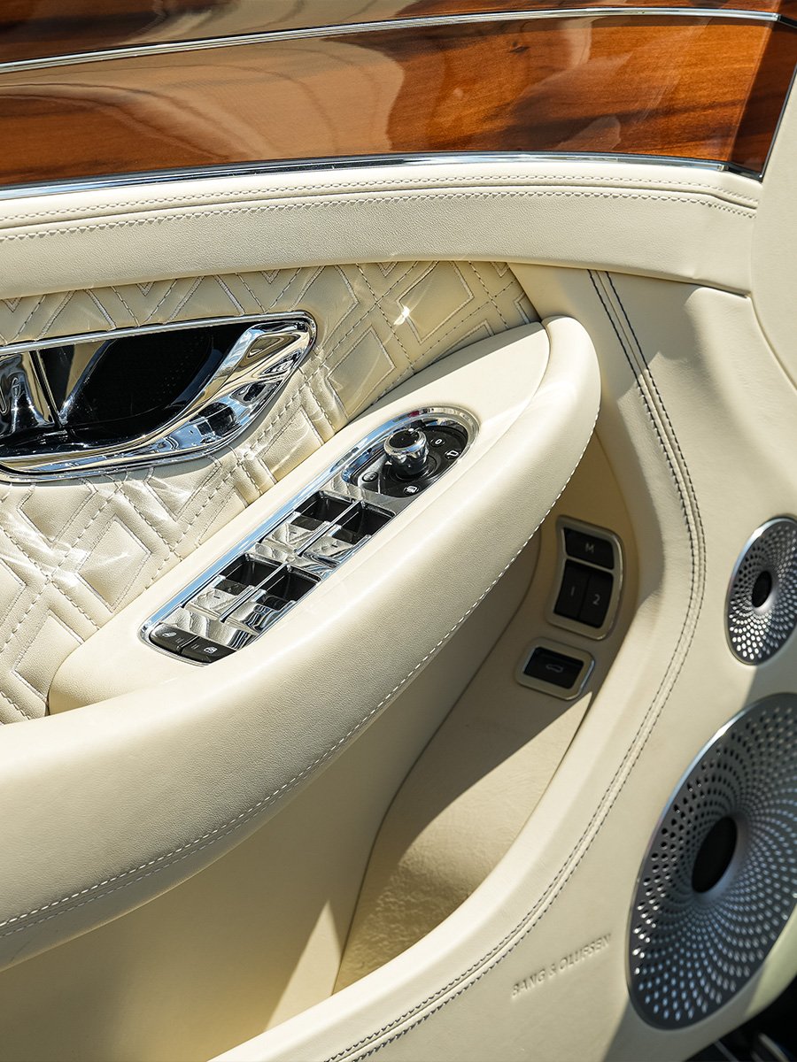 bentley-continental-gt-w12-cabrio-hs59fp7-900x1200-02