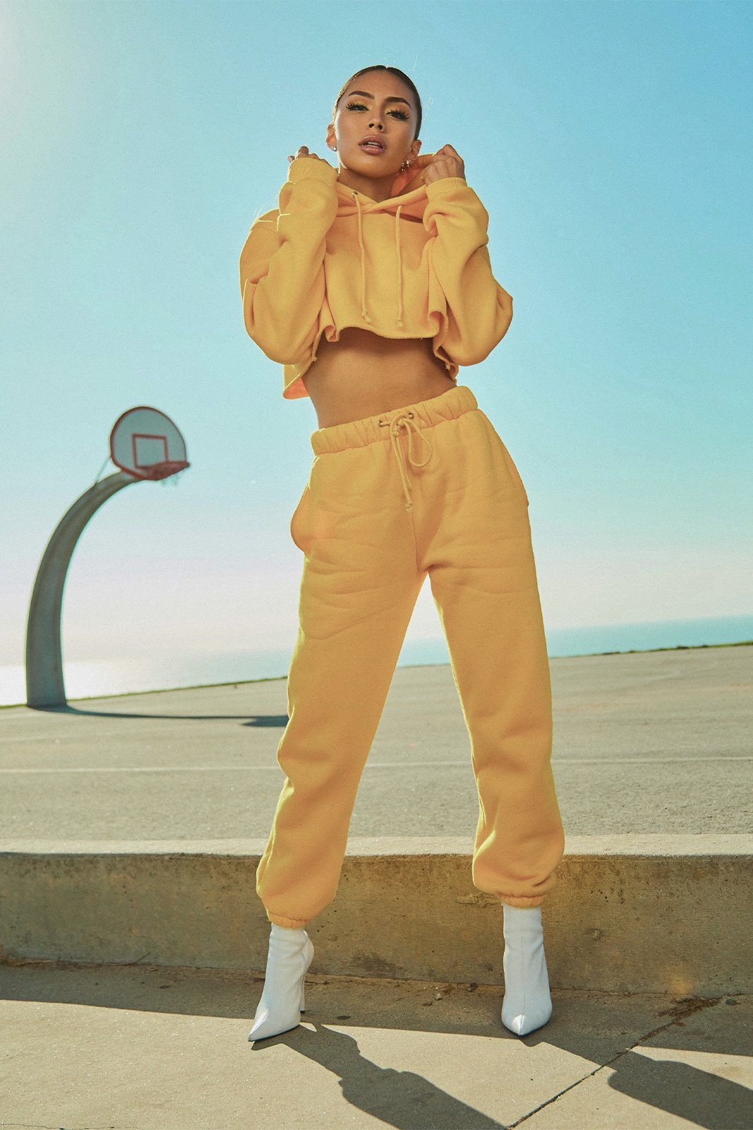 teaser-people-frau-basketball-court-1067x1600