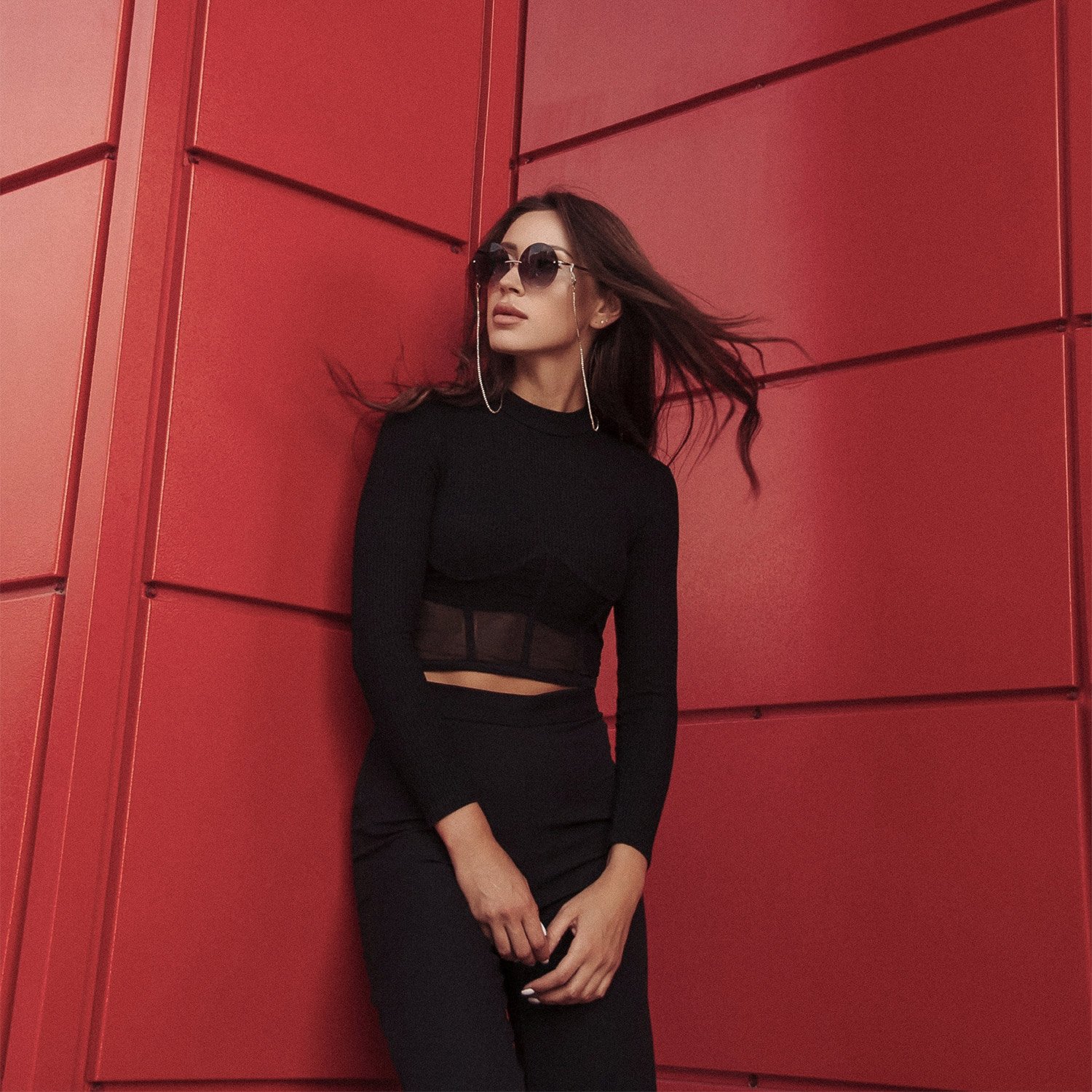 teaser-people-frau-rote-wand-1500x1500